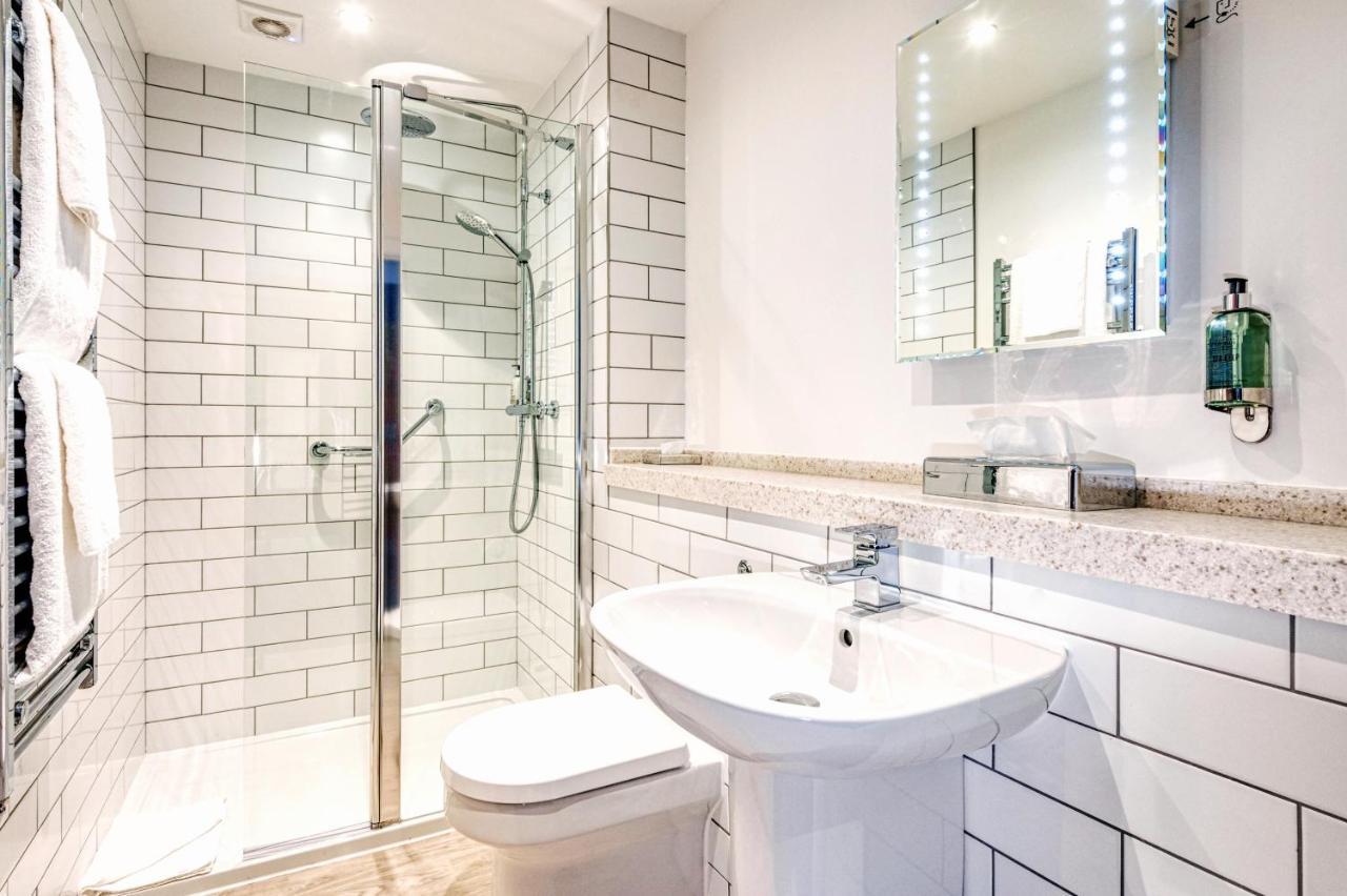 The Wheatsheaf By Innkeeper'S Collection Woking Esterno foto